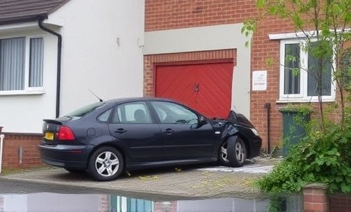 亲戚车在别的小区被外墙砸了