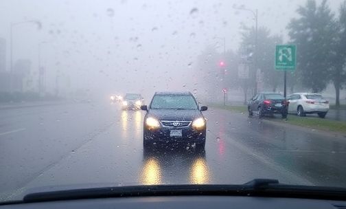 汽车雨天除雾方法