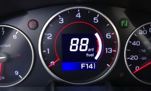 如何查看一汽丰田威驰的油量指示?