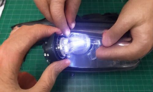 如何拆装君越大灯灯泡？