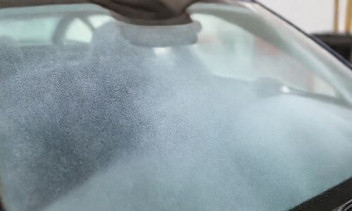 汽车喷漆后玻璃上残留的漆雾如何清除？