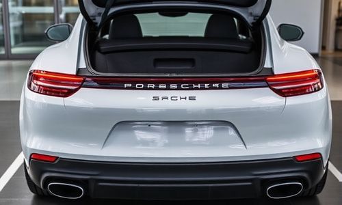 保时捷女销售如何回应客户对电动后备箱的疑问？