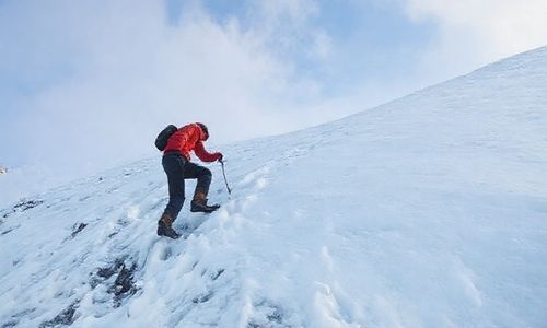 如何驾车爬结冰的陡坡 爬坡时车子原地踏步
