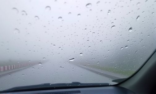 下雨天车窗起雾怎么处理