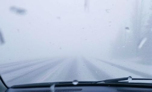 雪天行车车窗起雾怎么处理?
