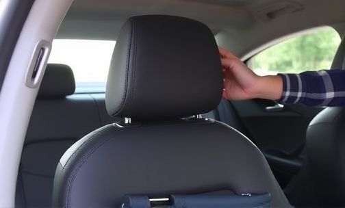 奥迪Q5前排座椅头枕怎么拆下来