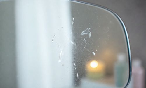 倒车镜上的顽固水印怎么去除