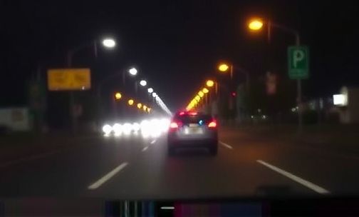 白天超车时如何使用灯光,夜间超车时如何使用灯光