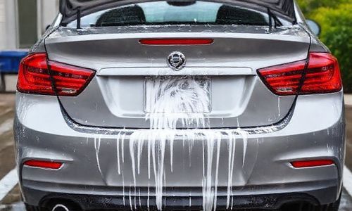 汽车后尾箱倒入了花生油怎么清洗