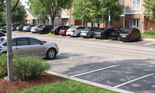 小区车位严重不足向哪投诉 老小区停车位先到先得合法吗