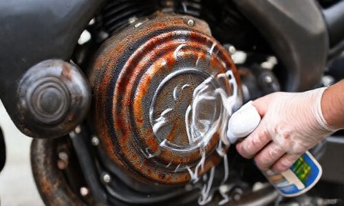 摩托车发动机油污清理办法