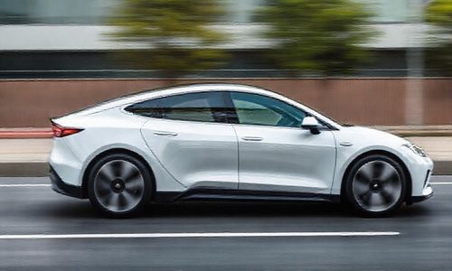 电动汽车在直线加速方面有何优势?