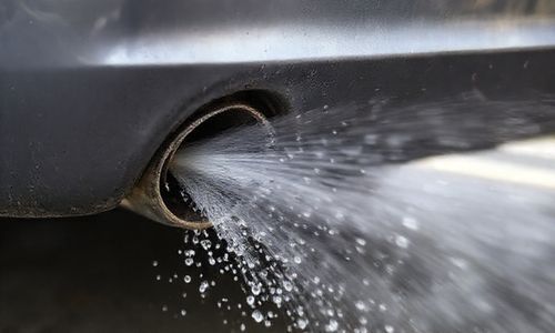 汽车排气管喷水怎么回事 汽车排气管子喷水正常吗