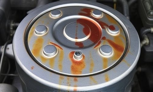 发动机盖有油渍怎么回事