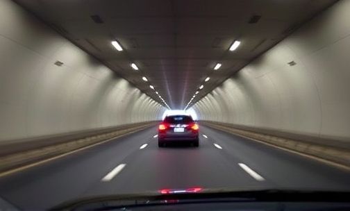 高速隧道禁止变道前车速度太慢怎么办