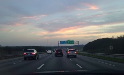 汽车在高速公路上抛锚怎么办?