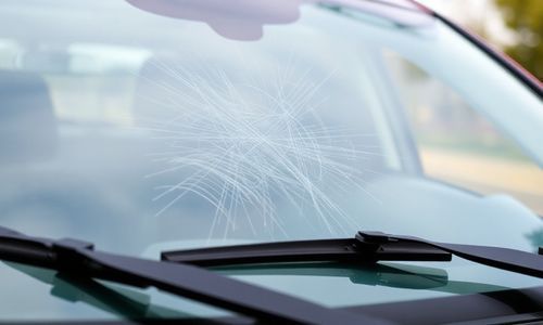 汽车前挡风玻璃被雨刮器划痕怎么办