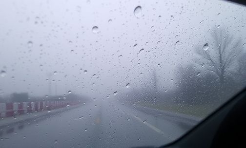 下雨时车窗外起雾怎么办