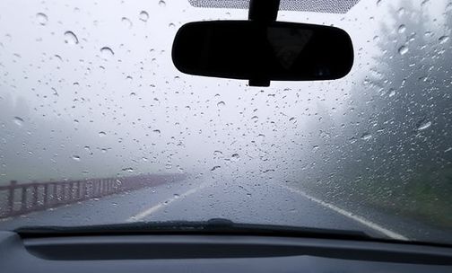 车玻璃下雨有雾气怎么处理