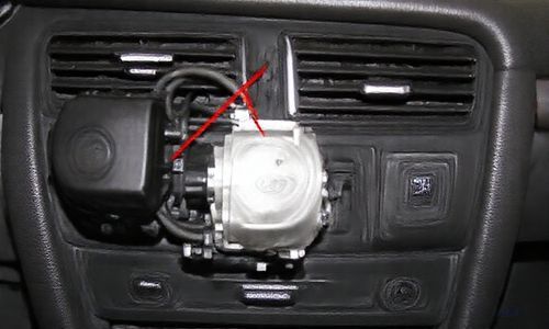 奥迪a6制冷风门伺服马达在什么位置