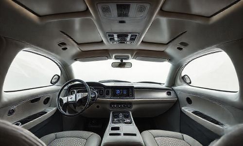 极氪 009 对比相近车型的内饰做工谁更出色?