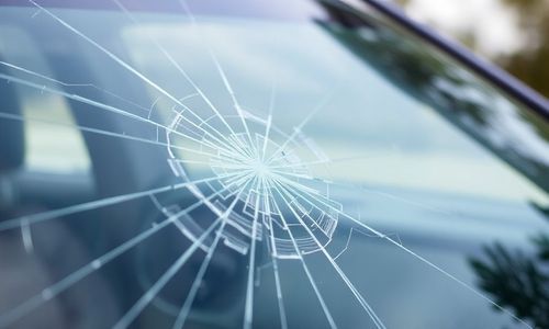 为什么车的玻璃自己会裂开