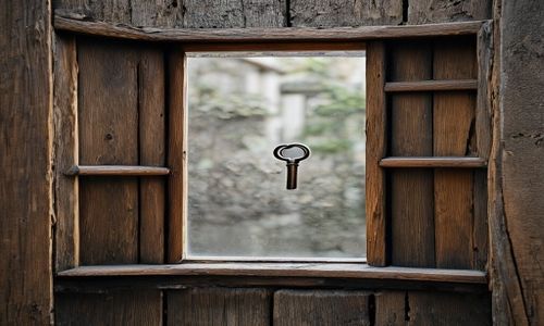 方法二：破窗取钥匙